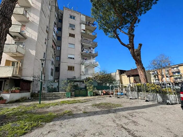 Appartamento trilocale in vendita in Via Orazio Coclite, Napoli