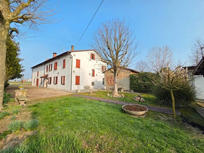 Casa con 11 locali in vendita in Medolla