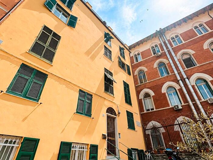 Appartamento quadrilocale in affitto in Mura della Malapaga, Molo, Genova