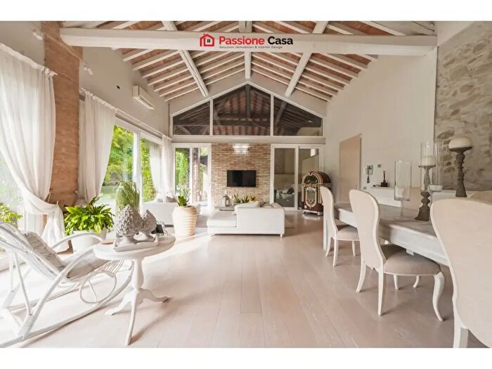 Casa con 7 locali in vendita in Strada Montanara, Parma