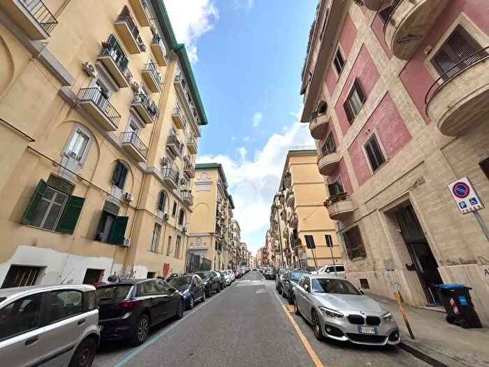 Appartamento con 5 locali in vendita in Via Fracanzano, Napoli