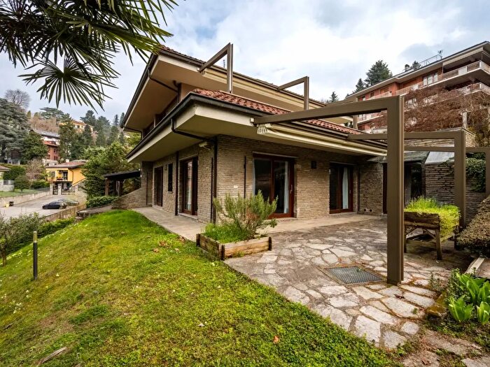 Casa con 9 locali in vendita in Strada Comunale di Cavoretto, Torino