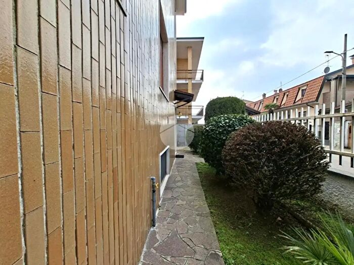 Casa quadrilocale in vendita in Via Giovanni Amendola, Sedriano