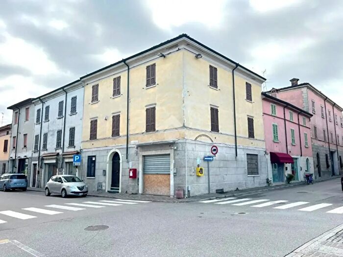 Casa con 5 locali in vendita in Via Giuseppe Garibaldi, Canneto Sull'Oglio