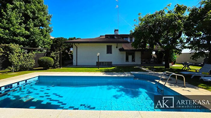 Casa con 7 locali in vendita in Via Massara, Novara