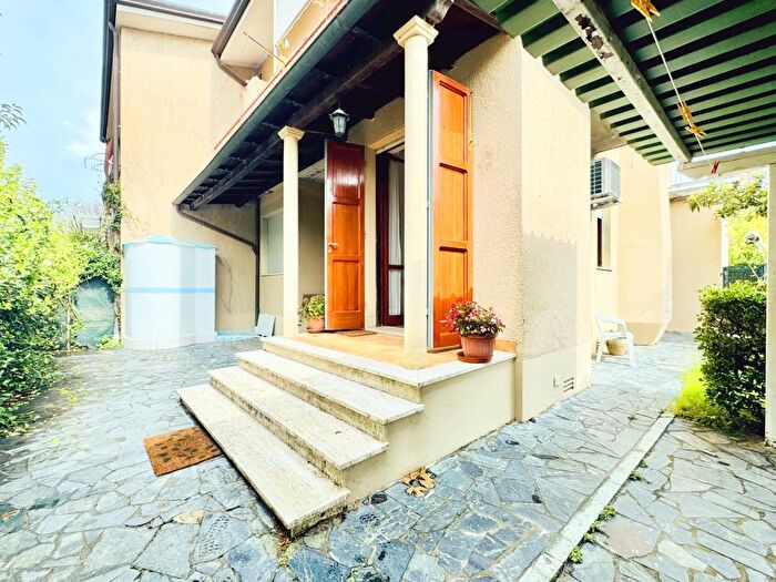 Casa con 5 locali in vendita in Pietrasanta