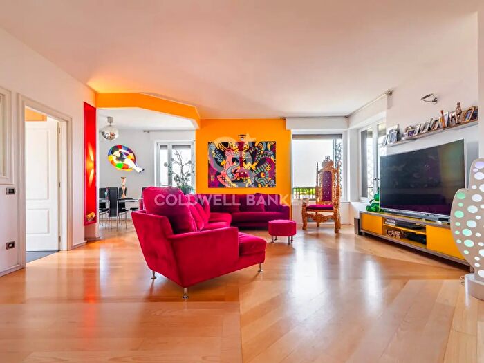 Appartamento con 13 locali in vendita in Via Corno di Cavento, Milano