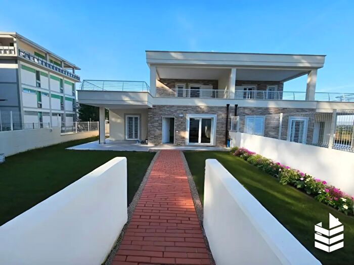 Appartamento con 5 locali in vendita in Via Casale Ghella, Roma