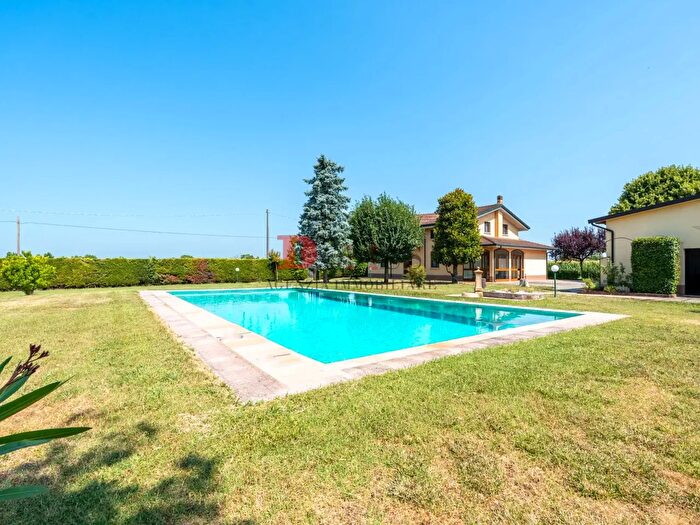 Casa con 9 locali in vendita in Strada Canossa, Marcaria