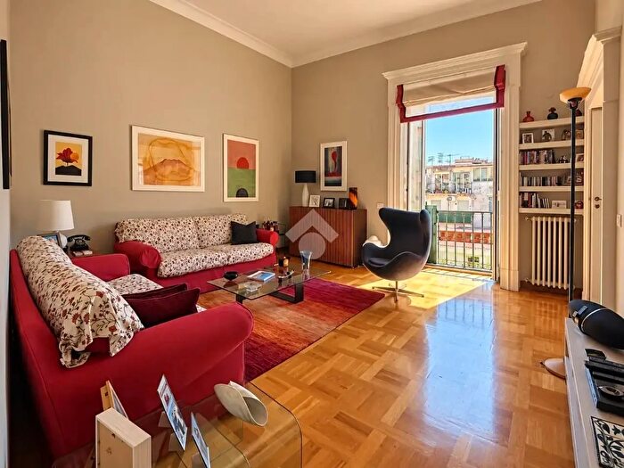 Appartamento con 5 locali in vendita in Via Nardones, Napoli