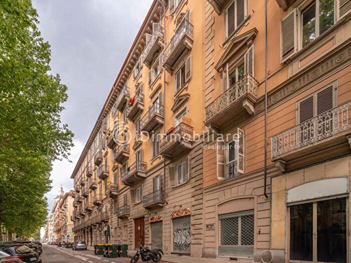 Appartamento trilocale in affitto in Corso Regina Margherita, Vanchiglia, Torino