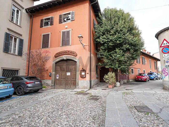 Casa con 7 locali in vendita in Bergamo