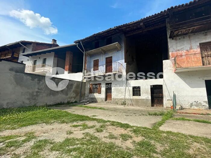 Casa trilocale in vendita in Via Camillo Benso Cavour, Alice Castello