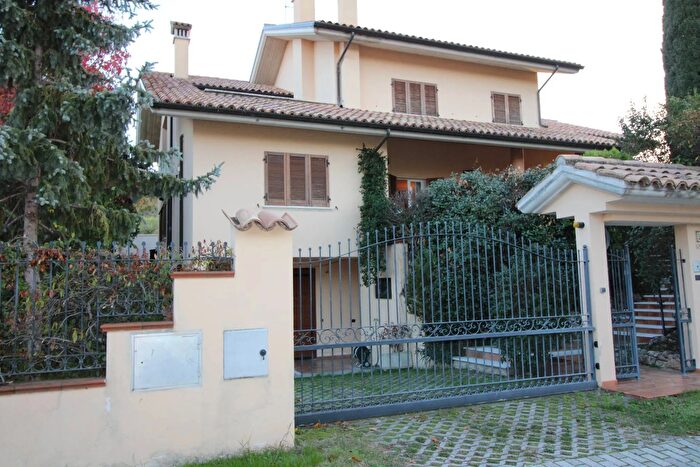 Casa quadrilocale in vendita in Appignano Del Tronto