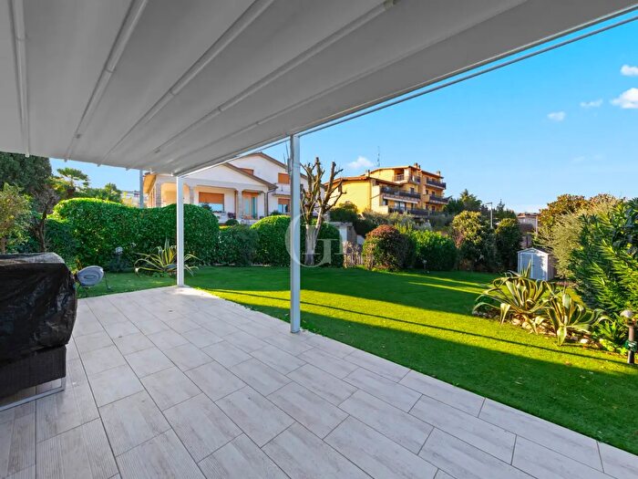 Casa con 8 locali in vendita in Desenzano Del Garda