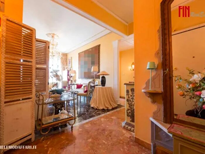 Appartamento trilocale in vendita in Via Magretti, Genova