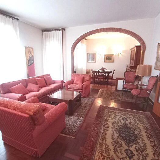 Appartamento con 9 locali in vendita in Pistoia, Pistoia