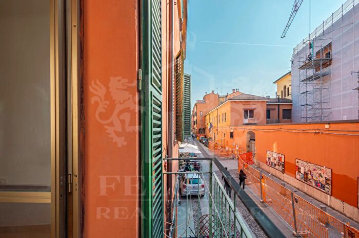 Appartamento trilocale in vendita in Via del Pratello, Bologna