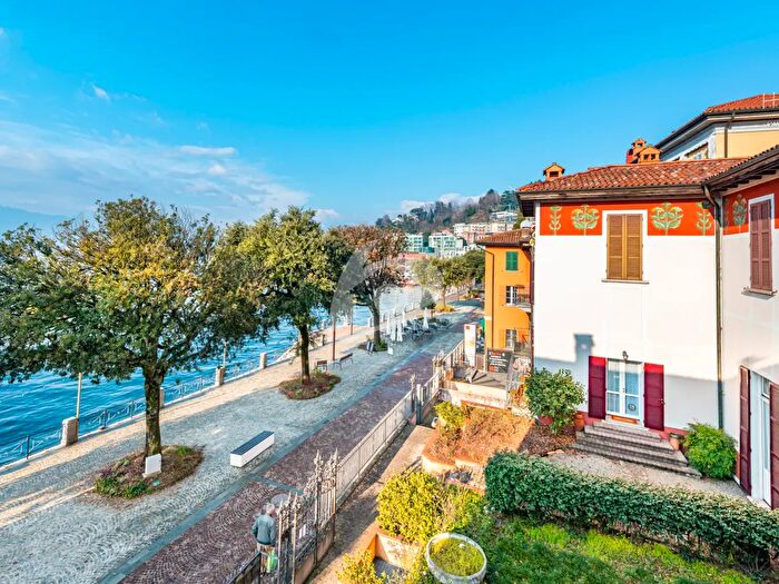 Appartamento trilocale in affitto in Viale De Angeli, Laveno Mombello