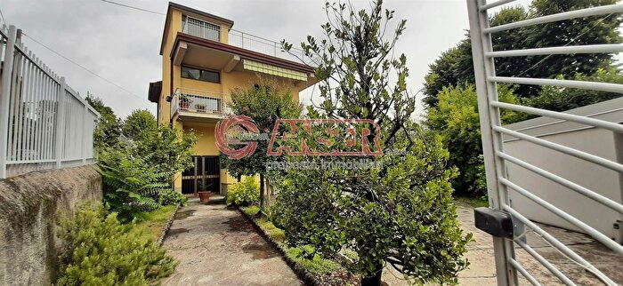 Casa con 10 locali in vendita in Monticello Brianza