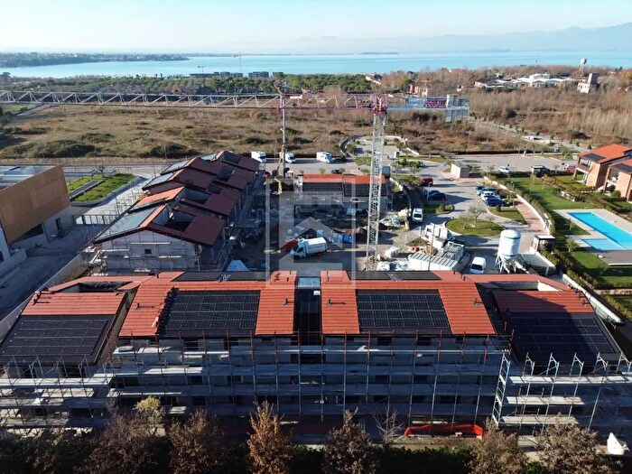 Appartamento quadrilocale in vendita in Via Forte Fenilazzo, Castelnuovo Del Garda