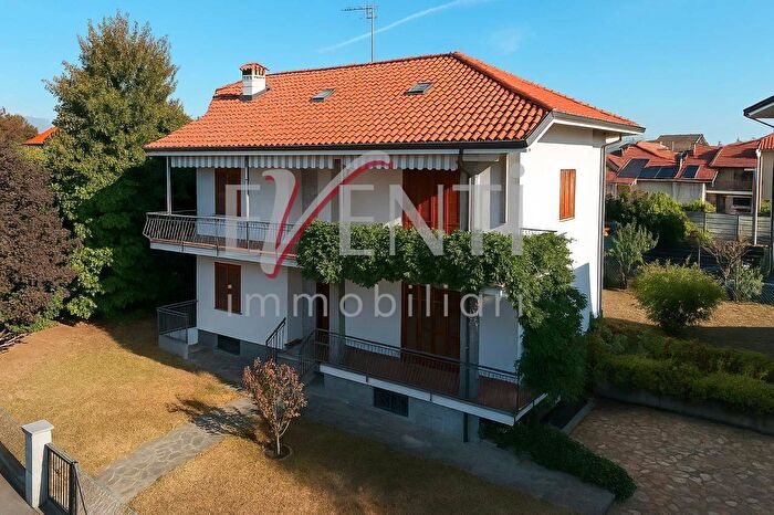 Casa con 8 locali in vendita in Via Manzoni, Cavour