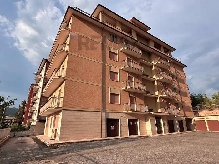 Appartamento con 6 locali in vendita in Via Penne, L'Aquila