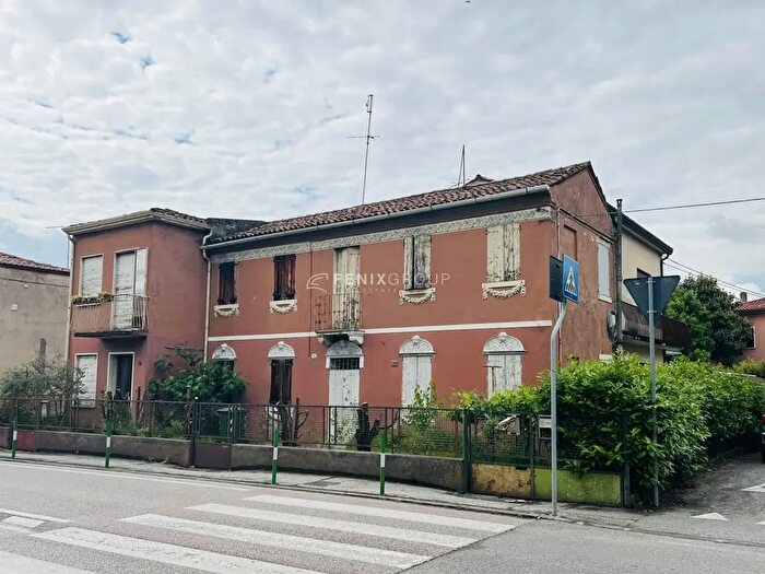 Casa con 9 locali in vendita in Via Romana Aponense, Padova