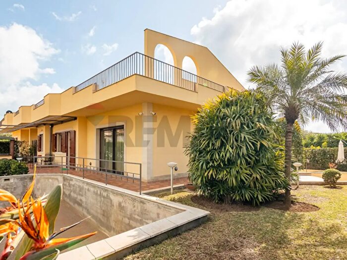 Casa con 9 locali in vendita in Via Giuseppe Motta, Avola