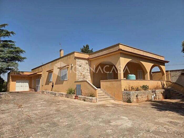 Casa con 10 locali in vendita in Via Trasconi Chiancone SNC, Martina Franca
