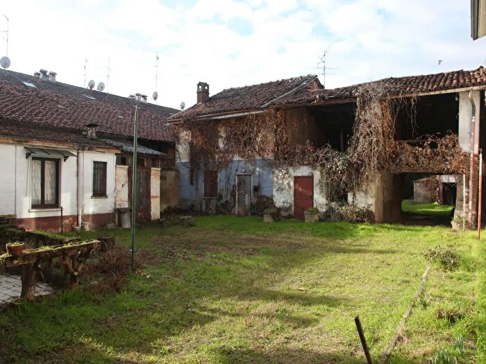 Casa con 12 locali in vendita in Rosate