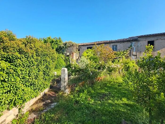Casa con 8 locali in vendita in Via Roma, Roccastrada