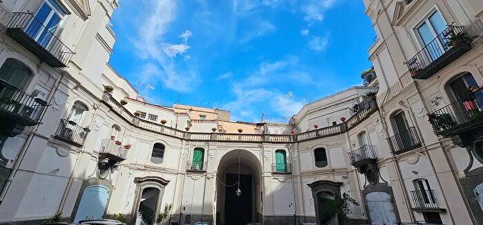 Appartamento trilocale in vendita in Via Monte di Dio, Napoli