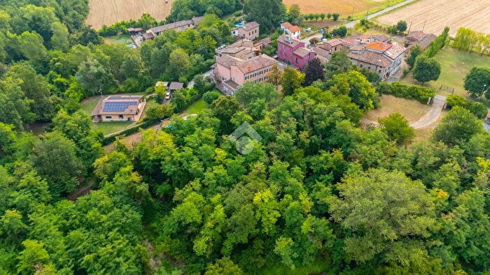 Casa con 8 locali in vendita in Via Monti Vitali, Lesignano De Bagni