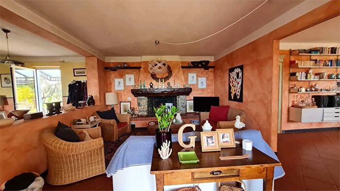 Casa con 9 locali in vendita in Sarzana