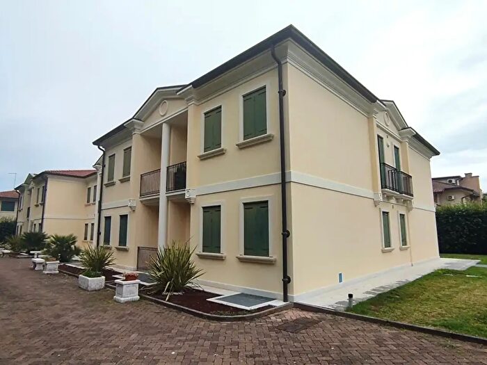 Appartamento trilocale in affitto in Via Aldo Moro, Villa Del Conte