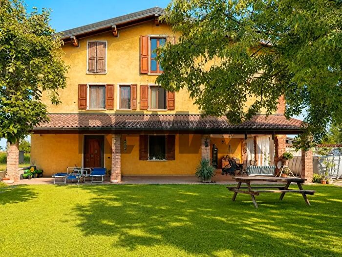Casa con 6 locali in vendita in Via Martiri di Belfiore, Mazzano