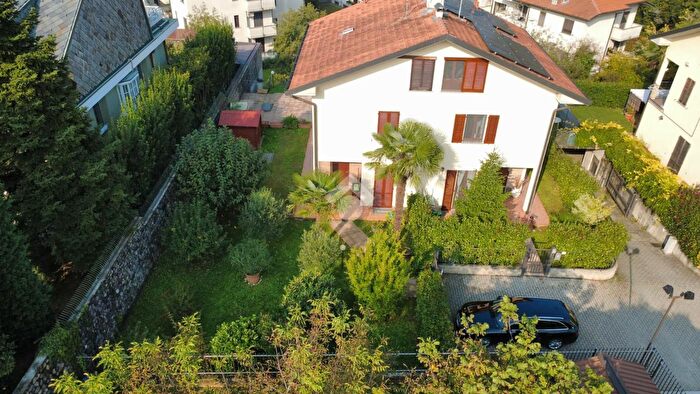 Casa con 5 locali in vendita in Via Umberto Sironi, Renate