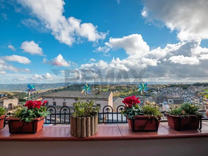 Appartamento con 6 locali in vendita in Via Vespri, Caltagirone