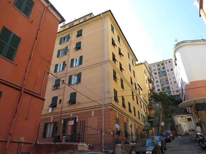 Appartamento trilocale in affitto in Passo della Zebra, Marassi, Genova