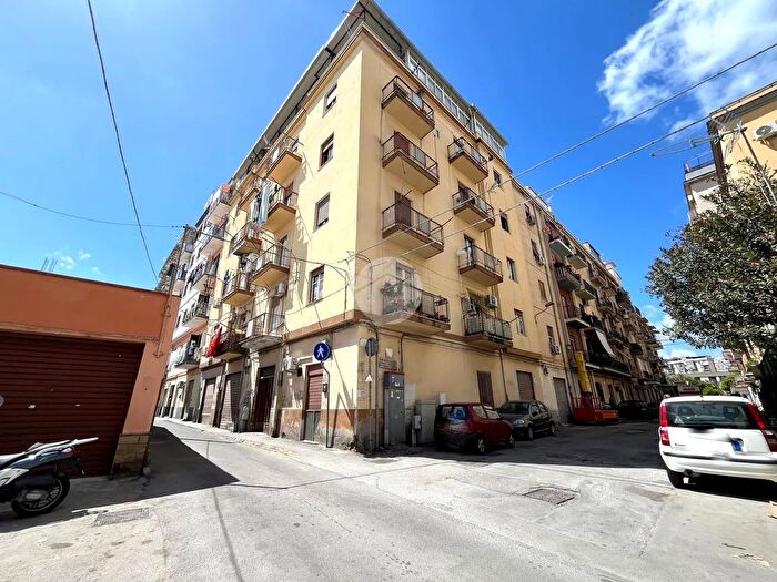 Appartamento trilocale in vendita in Via Cortigiani, Palermo