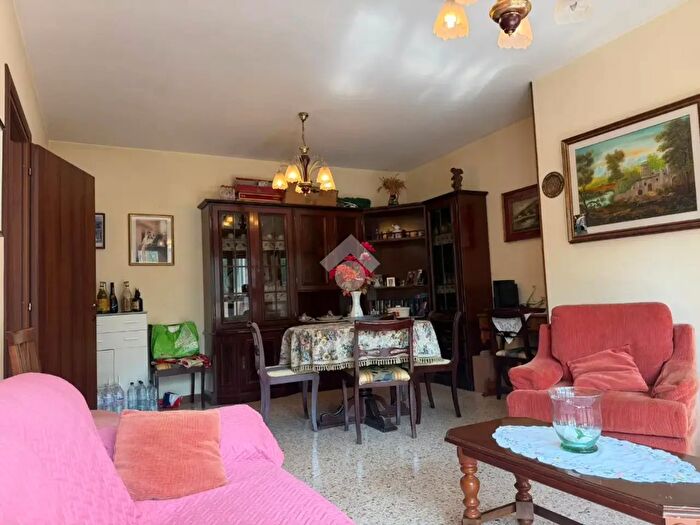 Appartamento con 5 locali in vendita in Via Ettore Barchi, Reggio Emilia