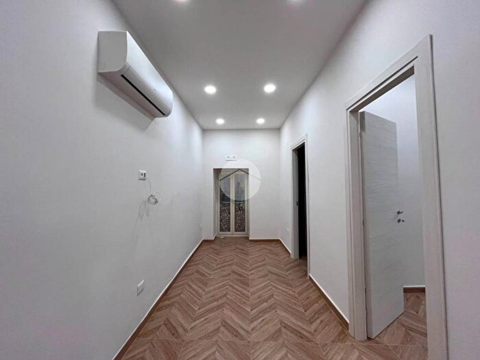 Appartamento trilocale in affitto in Vico Sant' Eframo Vecchio, San Carlo All'Arena, Napoli
