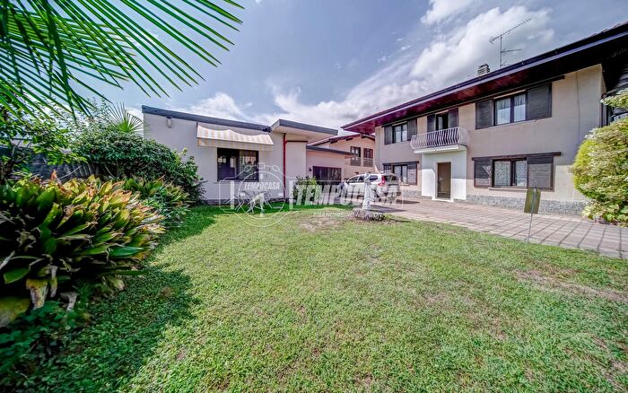 Casa con 5 locali in vendita in Sesto Calende