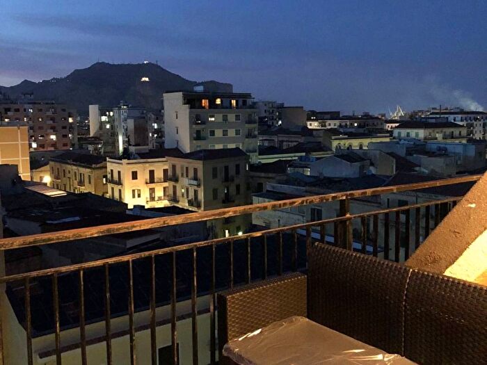 Appartamento trilocale in affitto in Via Orazio Antinori, Zisa, Palermo