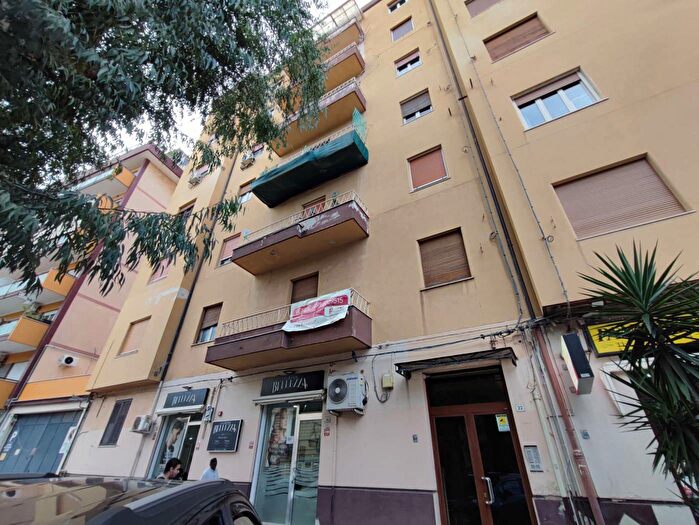 Appartamento con 5 locali in vendita in Via Serradifalco B, Palermo