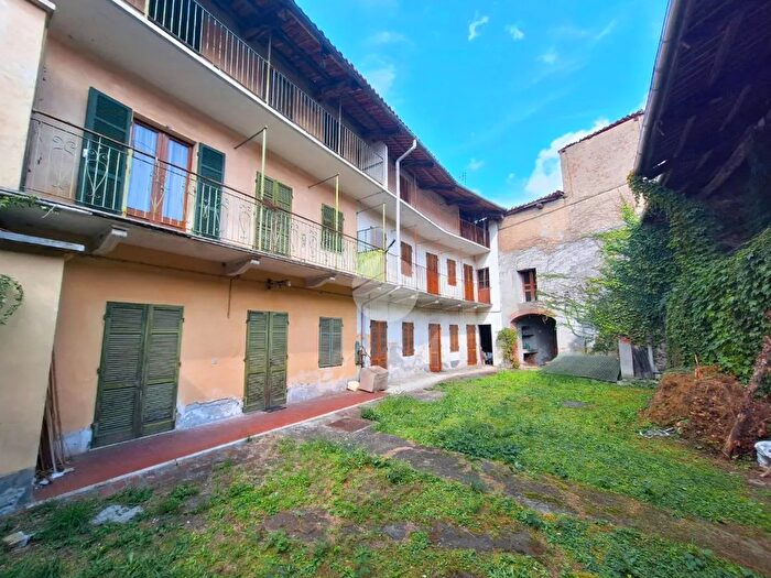 Casa con 10 locali in vendita in Via Cavour, Caravino