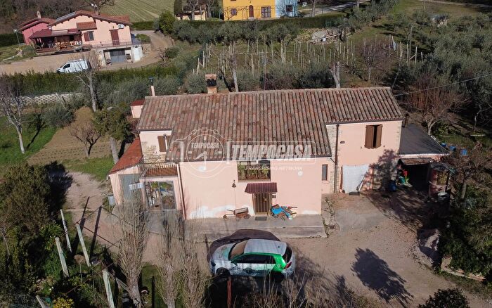 Casa con 5 locali in vendita in Contrada Bura, Tolentino