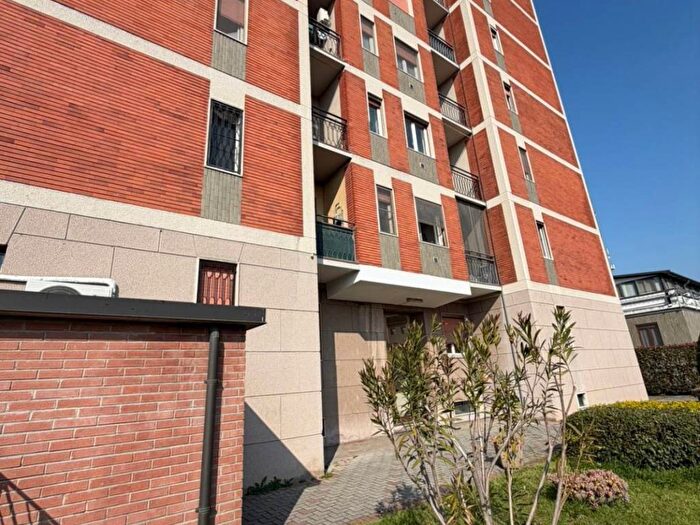 Appartamento bilocale in affitto in Via Giosuè Carducci, Centro, Rosate