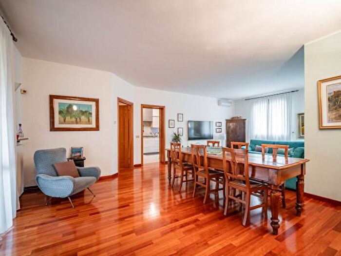 Appartamento con 6 locali in vendita in Reggio Emilia